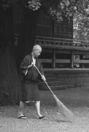 上野寛永寺の境内を掃く天香さん